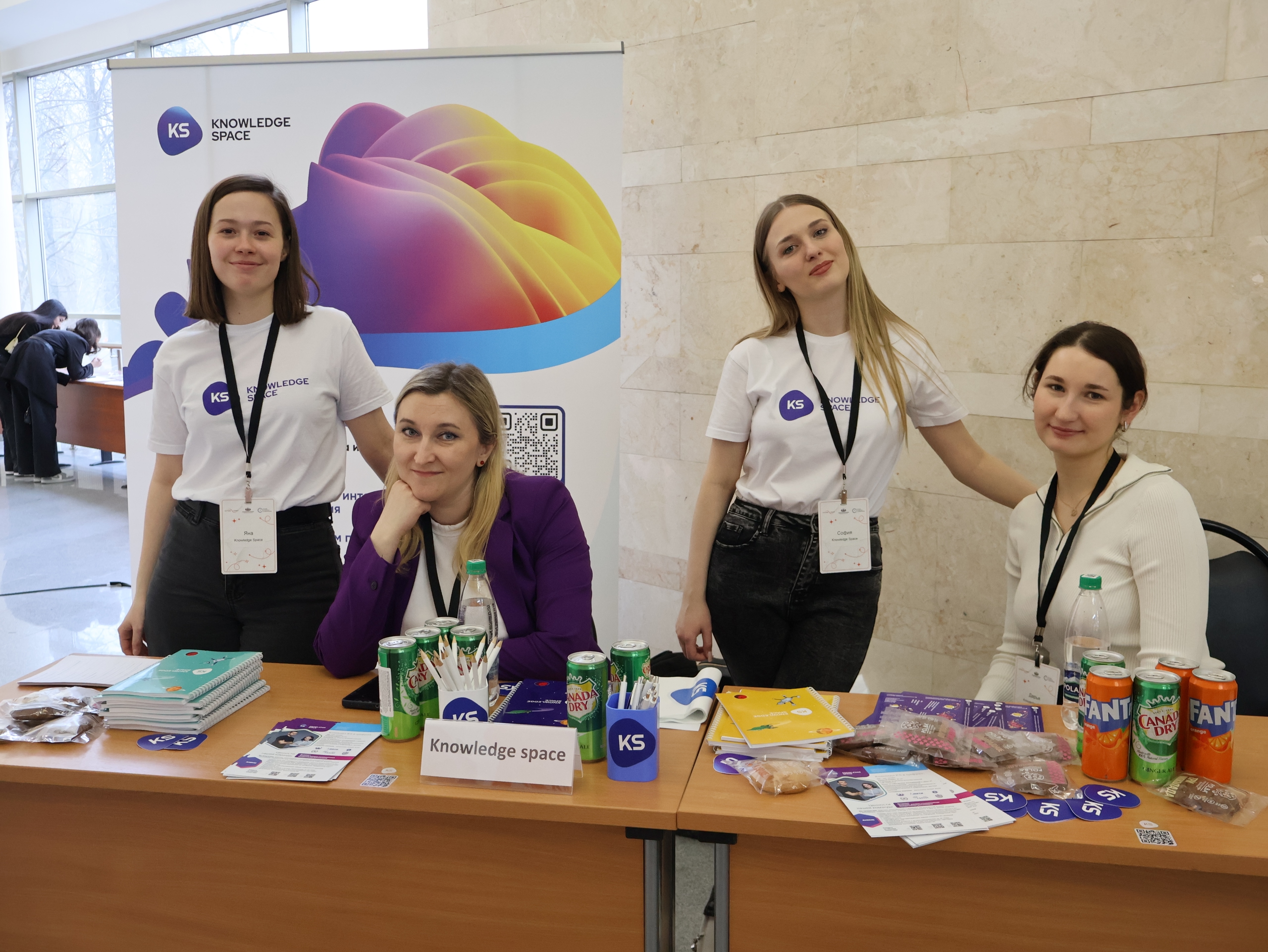 Прекрасные сотрудницы KS на мероприятии